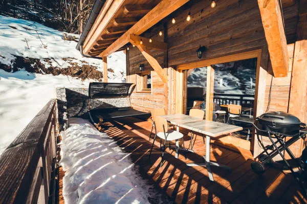 Terrasse avec barbecue et mobilier de jardin