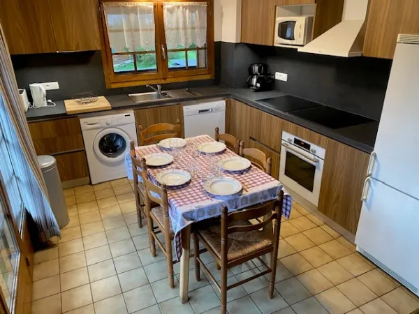 Cuisine équipée avec grande table pour manger