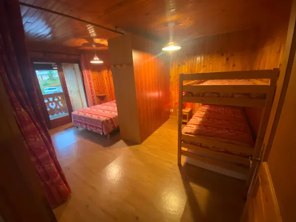 Chambre familiale avec côté parents et côté enfants