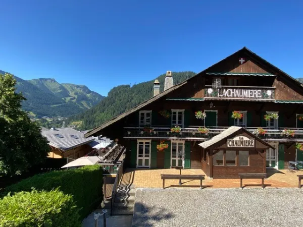 Façade du chalet en été