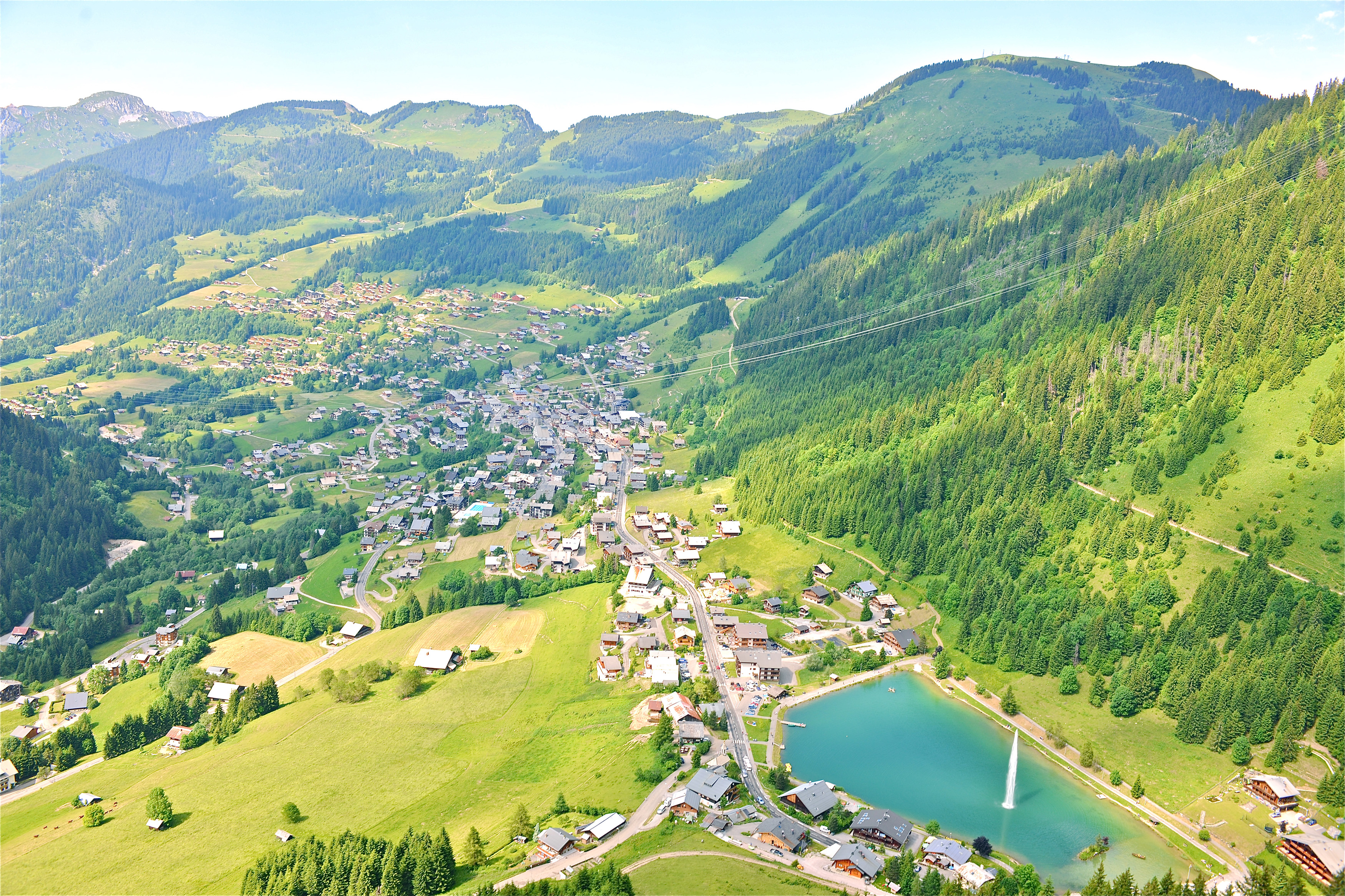 Vue aérienne du village de Châtel et du lac de Vonnes en été
