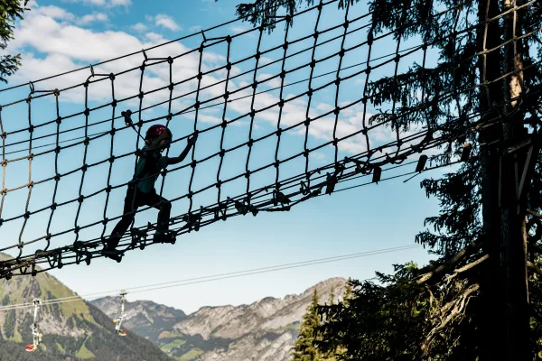 Enfant sur le Parcours Aventure à Super Châtel