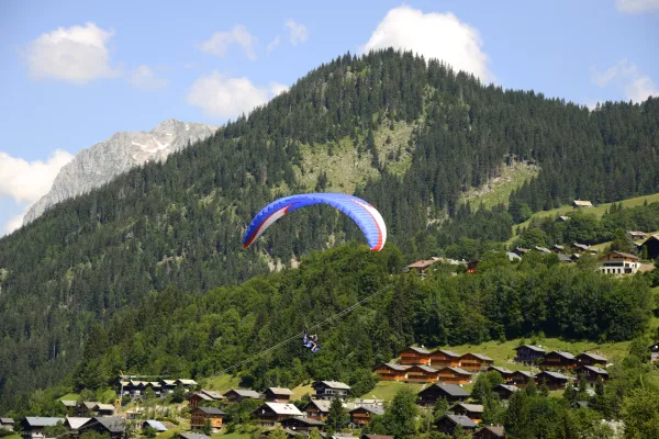 Vol en parapente au dessus du village en été