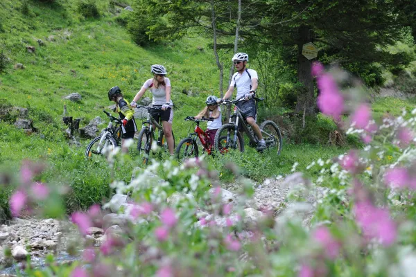 VTT en famille sur des sentiers faciles