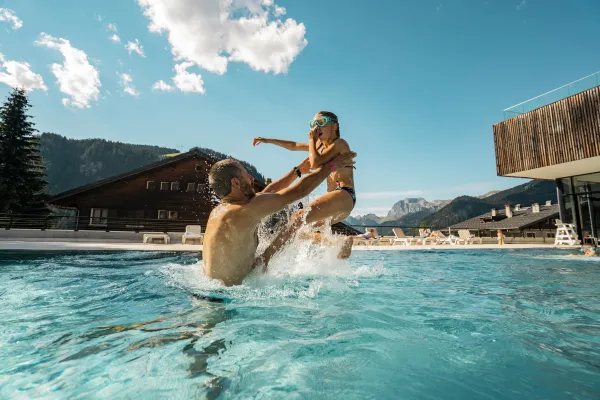 Jeux en famille dans le bassin extérieur du Centre aquatique Forme d'O