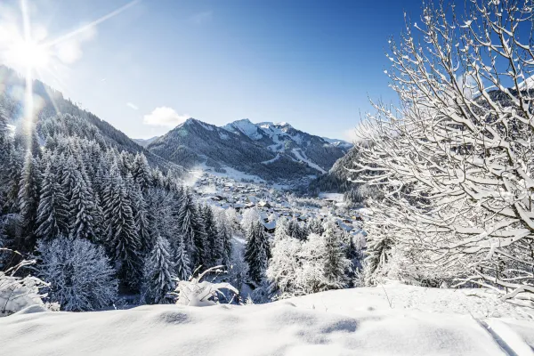 Le village de Châtel sous la neige, domaine skiable du Linga en arrière plan