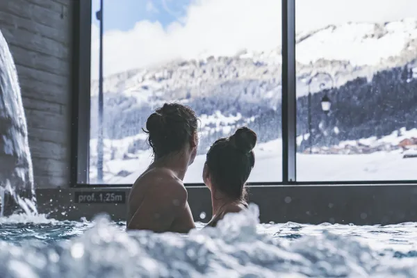 Petite pause détente dans l'espace bien-être du centre aquatique avec vue sur les montagnes enneigées