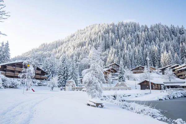 Chalets sous la neige au bord du lac de Vonnes