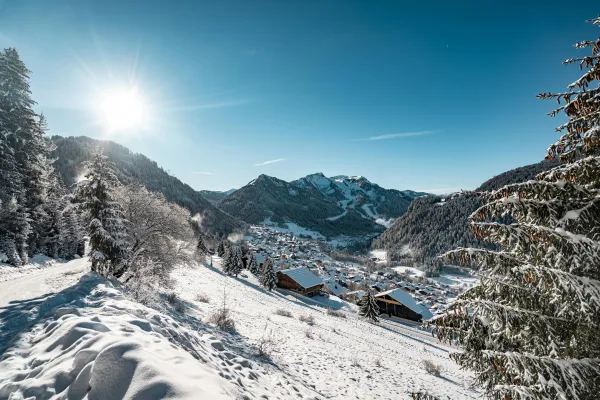 En balade au dessus du village en hiver, vue sur les motagnes et le village