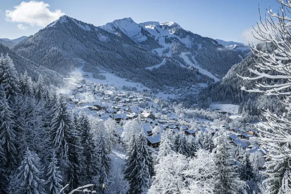 Le village sous la neige avec en arrière plan le domaine skiable du Linga
