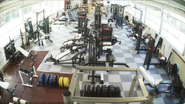 plus de 30 postes de musculation, une cage de crosse training
