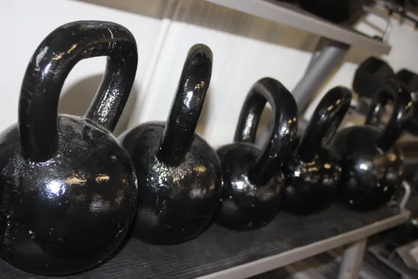 Des charges libre Kettle bell jusqu'à 32kg et haltères jusqu'à 55kg
