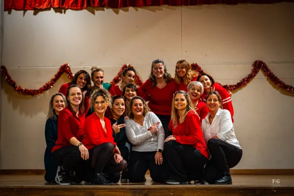 Soirée de Noël, photo de groupe des "Mom's" l'un des groupes de danse proposé à Attitude Danse Studio à Sallanches.