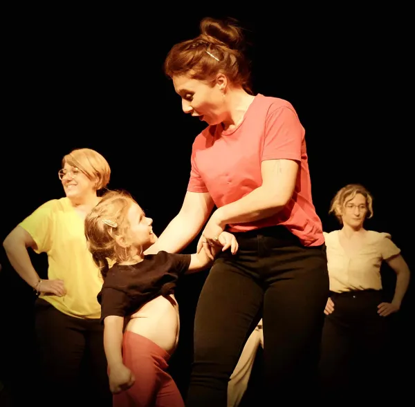 Spectacle 2022 d'Attitude Danse Studio, sur le thème "Voyage en famille". Maman et fille dansent ensemble lors d'une chorégraphie