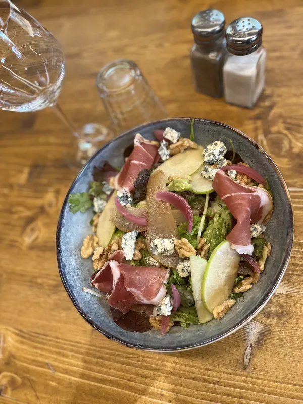 Salade, jambon sec, bleu d’Auvergne, pickles de poire, noix, beignets 