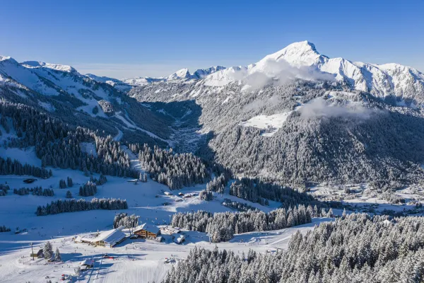 Vue aérienne sur l'arrivée de télécabine de Super-Châtel et quelques pistes avec le village en arrière plan