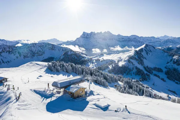 Arrivée du télésiège du Morclan avec vue sur les Dents du Midi