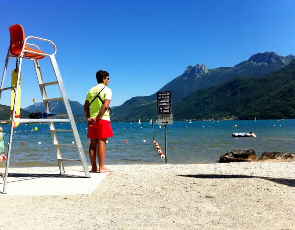 doussard_plage_bout_du_lac_maitre_nageur