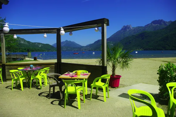 terrasse avec marche - de 5 cm mais sable autour