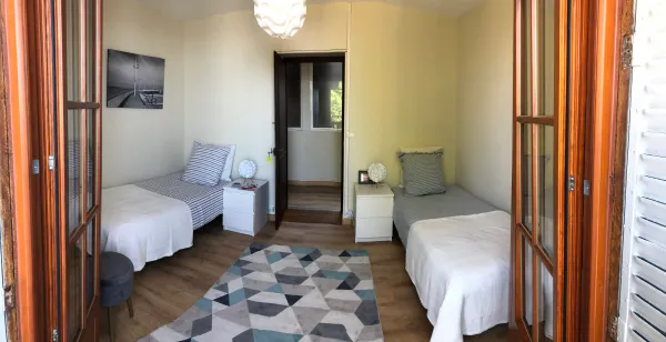 Chambre, avec deux lits simples, balcon et vue sur le lac