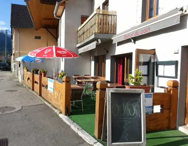 terrasse extérieure centre ville Doussard