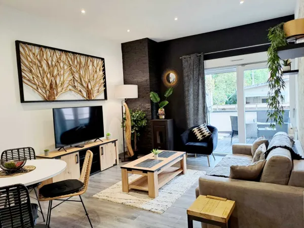 Black & White Home