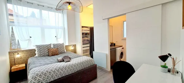 Black & White Home