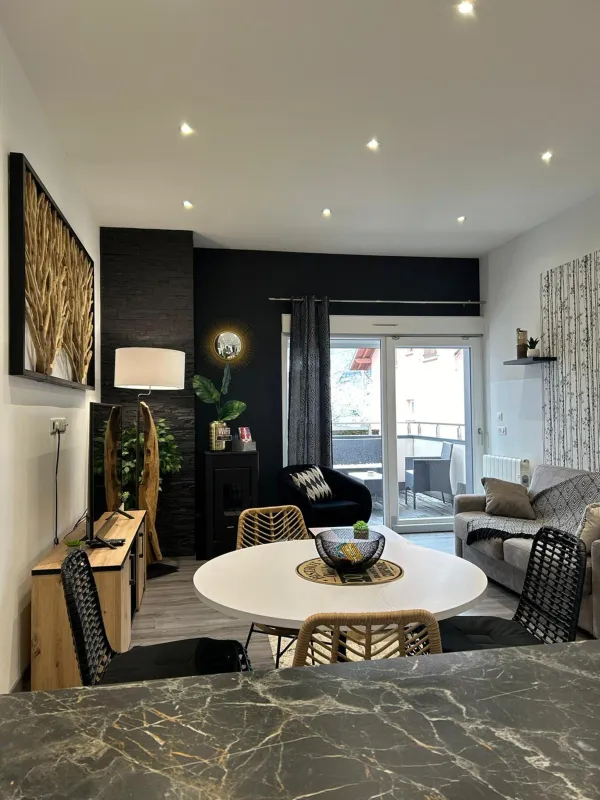 Black & White Home