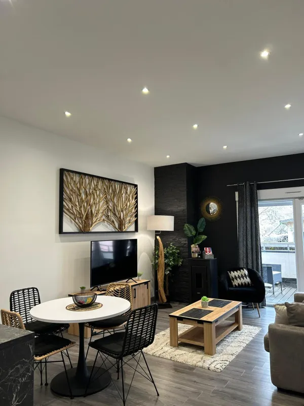 Black & White Home