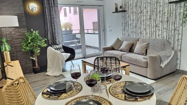 Black & White Home