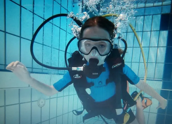 Plongée dans la piscine