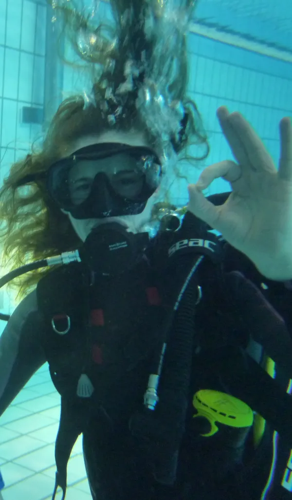 Plongée dans la piscine