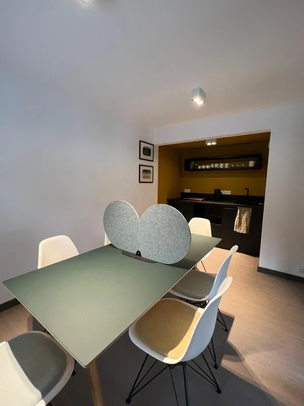Table de travail avec coin cuisine en arrière plan
