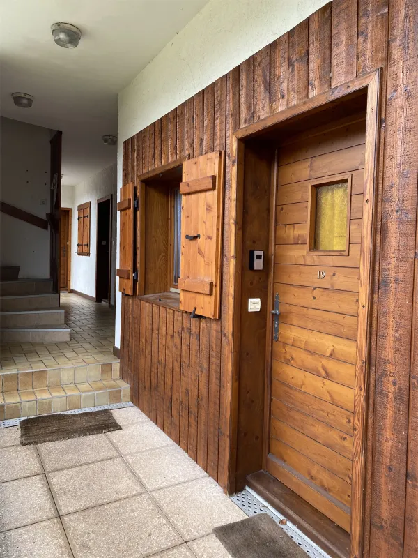 Entrée principale à l'arrière de la résidence