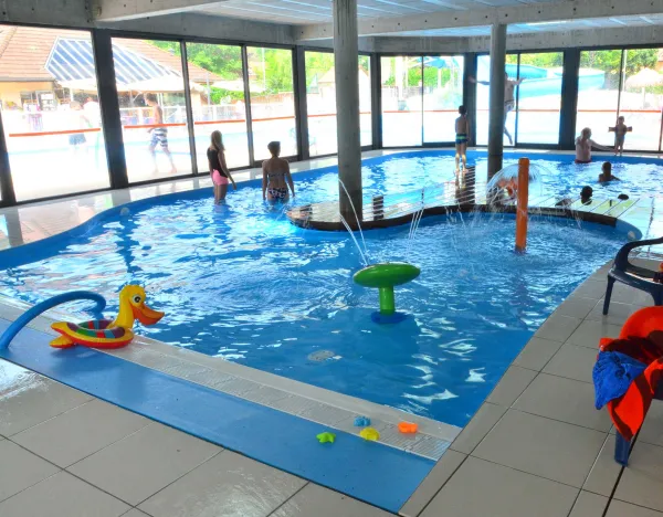Piscine intérieure du camping