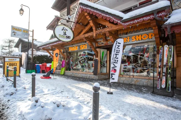 Facade magasin de ski sous la neige