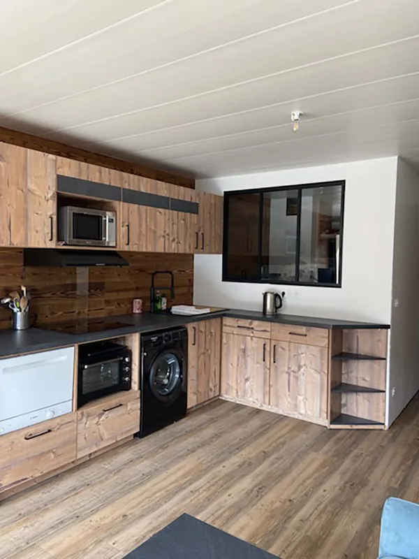 Fabrication d'une cuisine sur mesure avec installation d'une verrière, sol en lames PCV collé_Châtel