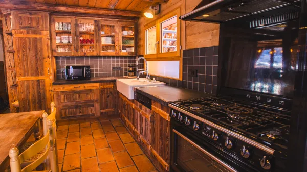 Cuisine, gazinière, évier, meubles en bois