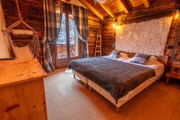 Chambre avec grand lit