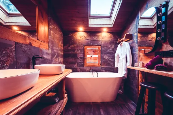 Salle de bain avec baigneoire