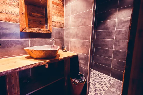 Salle de bain avec douche à l'italienne