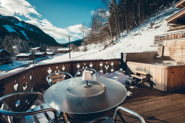 Balcon avec mange-debout, bain à remous, vue sur les montagnes