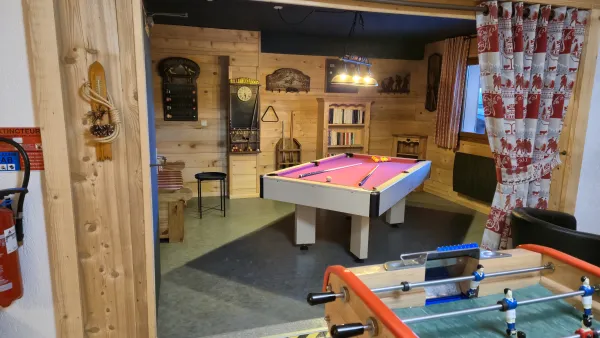 Salle de jeux avec billard et baby foot