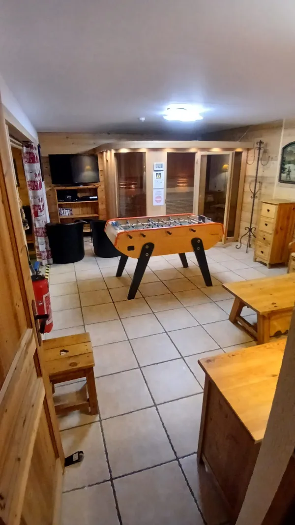 Salle de jeux avec baby foot et sauna