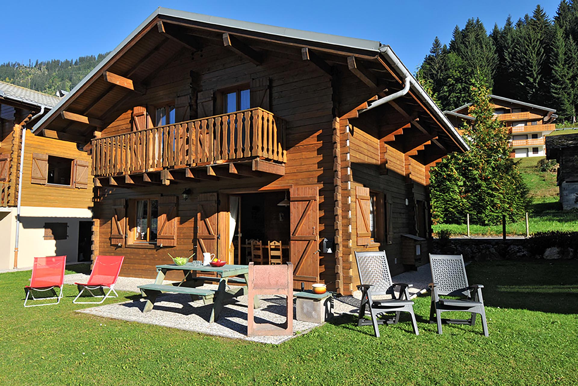 Le chalet en été - La Chanterelle à châtel