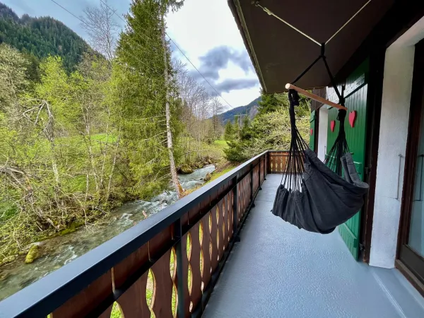 Terrasse avec hamac et vue rivière