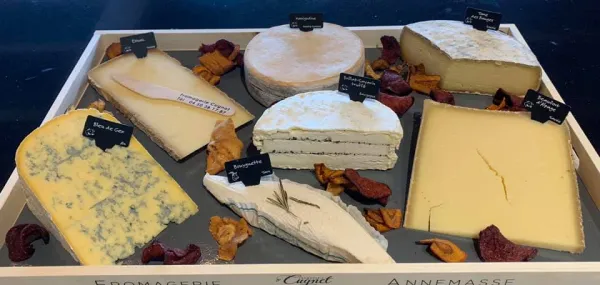 Plateau du jour : Manigodine, beaufort d’alpage, tome des bauges, bouyguette, etivaz, bleu de gex et brillât savarin truffé. Fromagerie Janier Paccard Artisan Affineur