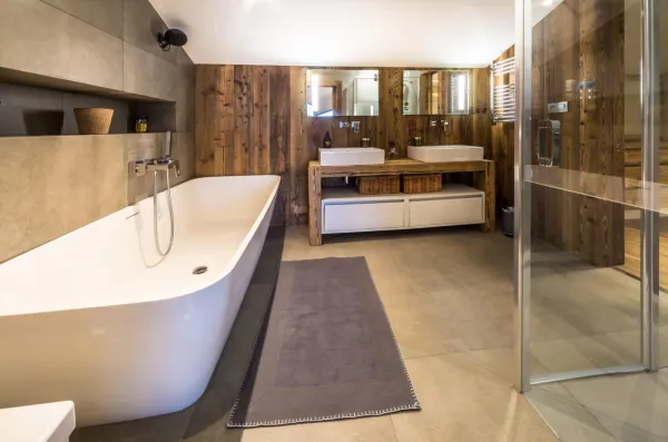 Salle de bains avec grande baignoire, grande douche à l'italienne et un meuble type établie pour une double vasque