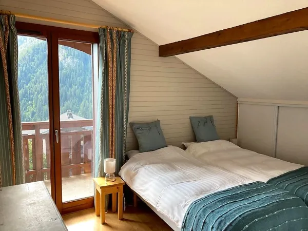 Chambre mansardée avec balcon et vue sur les montagnes