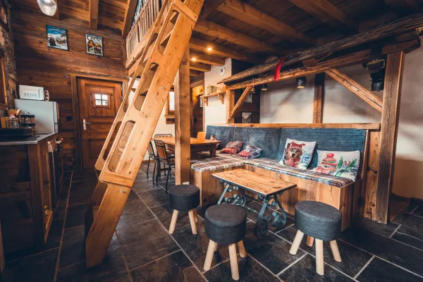 Espace repas, escalier pour monter à l'étage